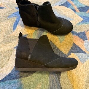 Tom’s kids Black Ankle Boots with Wedge Heel size 1